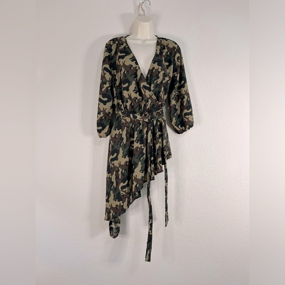 ✨New✨ Sheer Camouflage Asymmetrical Top - Picture 2 of 6